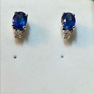 14k white gold natural blue sapphire earrings .